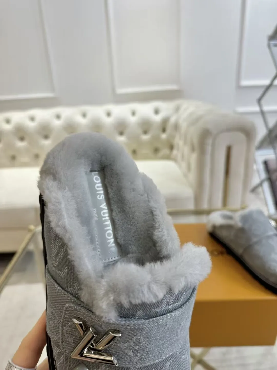 p600✨ LV Couple’s Wool Slippers｜Full of high-end feel, the soles of your feet are luxurious✨ We have achieved the ultimate restoration of the "higher version" of this pair of LV classic toe-toe slippers! 👫💫 🌟 The core advantages are clear at a glance: ✔️ Original jacquard + cowhide fabric, delicate texture, high-end at first glance; ✔️ 280% pure wool lining, wearing barefoot is like stepping on clouds ☁️, soft and skin-friendly and not sweaty; ✔️ Non-slip rubber bottom + three-dimensional toe design, super stable for walking, fashionable and practical!  👀 Must-have attention to detail: Belt buckle + classic LV presbyopic elements, revealing the aura of a big-name brand in a low-key manner ~ Whether it is a couple dating or a trip with besties, both of them are the focus when they go out👟💖 ✨ Easily match the wardrobe: jeans + sweaters, lazy and casual style ✔️ Coat + skirt, refined and elegant ✔️ One pair of shoes can handle a variety of styles, and the sense of luxury is never artificial ~ #LV slippers #couple outfit #High-End Customization #Quality Shoes Recommendation Fabric: Yangjing/classic jacquard fabric Lining: Imported wool lining Sole: Original rubber sole Size: Female 35-41 Male 38-46